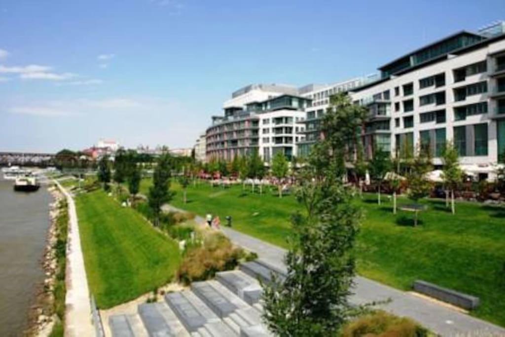 Apartamento Stylish Getaway In Prime Bratislava Location - By The Danube And Old Town Exterior foto
